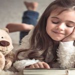 مطالعه کتاب کودکان و آشنایی با حیوانات